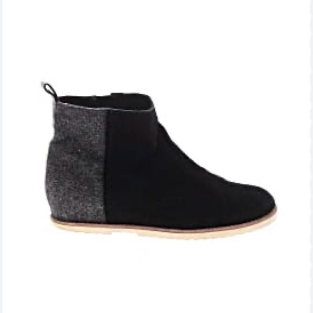 Ellen Tannor Chelsea boots